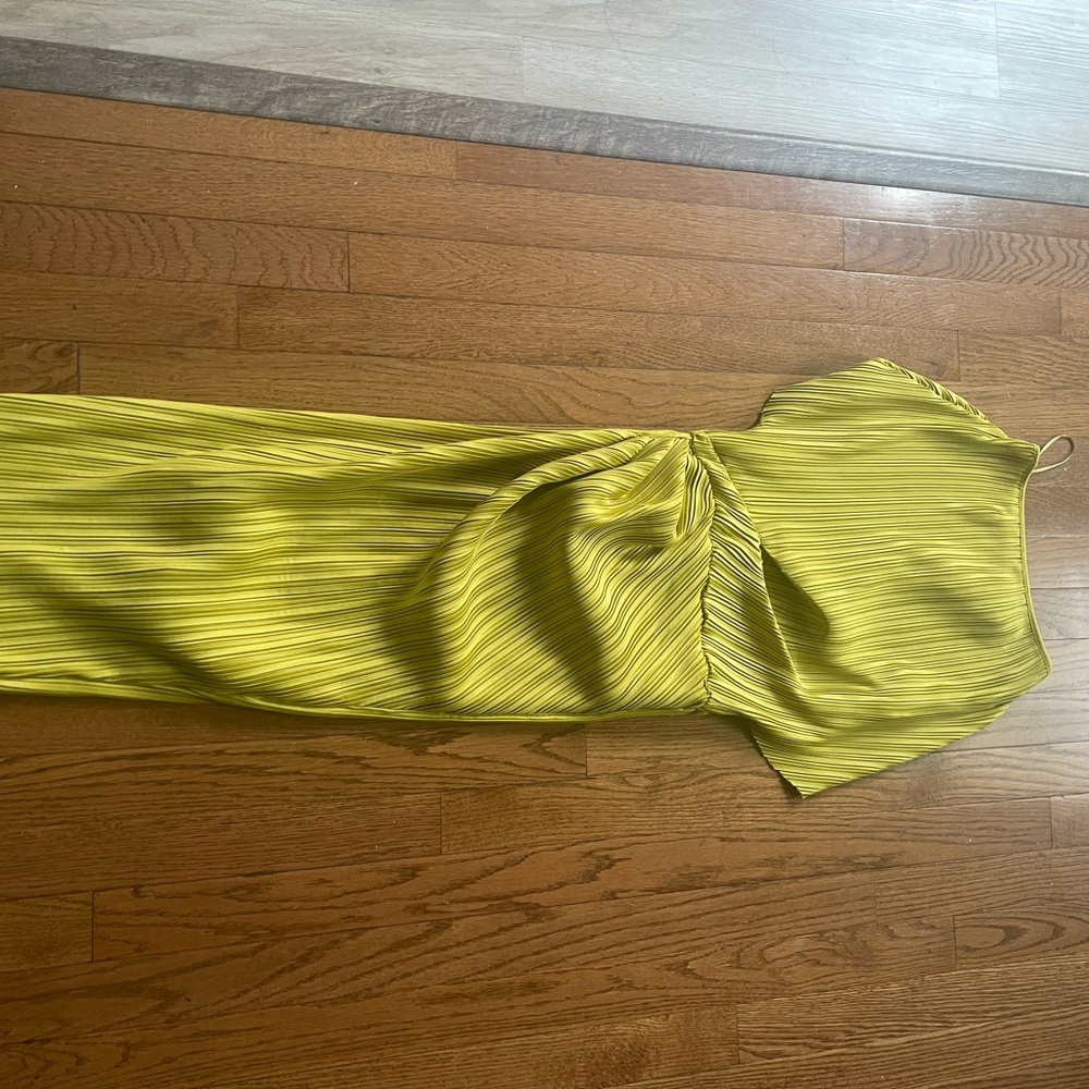 Elegant chartreuse Green Off-Shoulder Dress - Picture 6 of 7